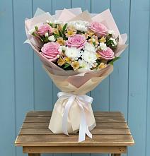 Букет цветов из:  Гвоздики, Орхидеи и Розы в Николаевке Воронежской области