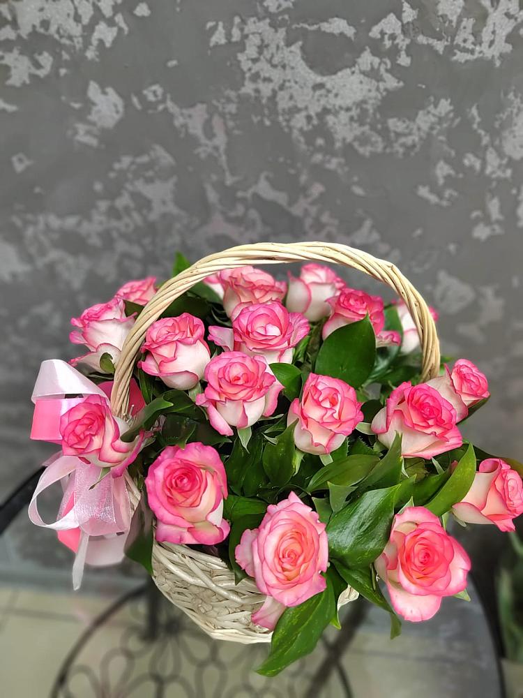 Цветочная композиция из Розы в корзине в Николаевке Воронежской области