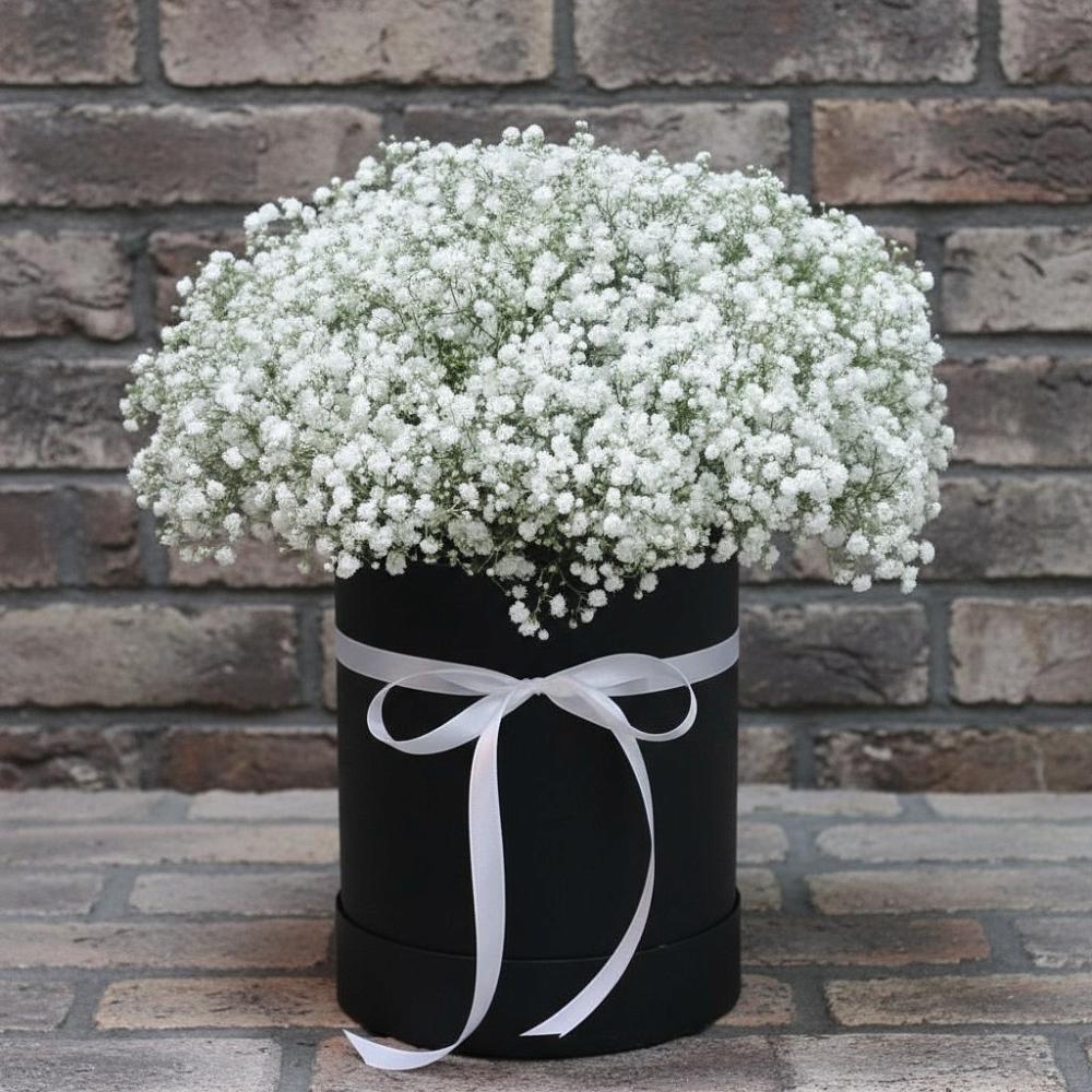 Цветочная композиция из Гипсофила в шляпной коробке в Николаевке Воронежской области