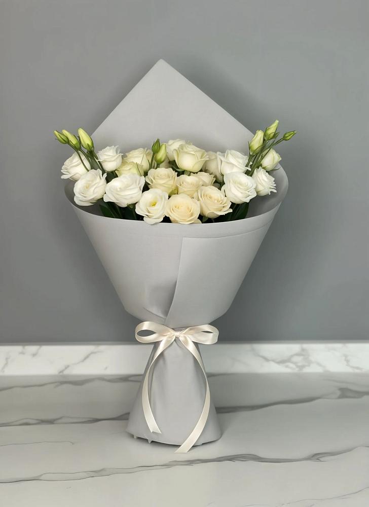 Букет цветов из: Розы и Лизиантусы в Николаевке Воронежской области