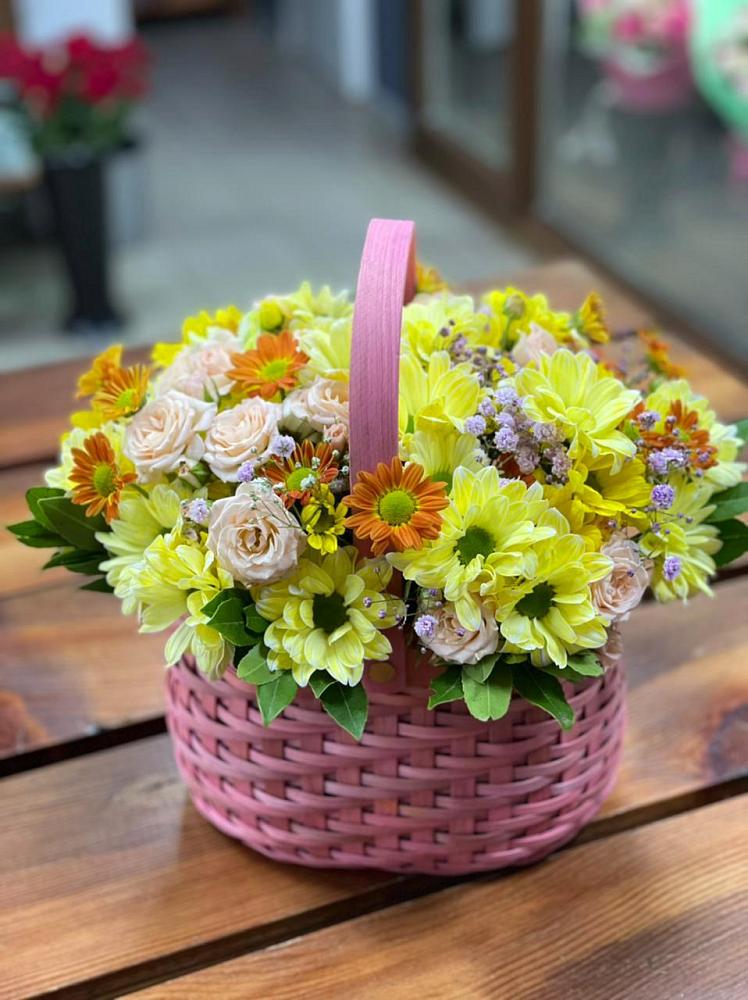 Цветочная композиция из Хризантемы и Розы в корзине в Николаевке Воронежской области