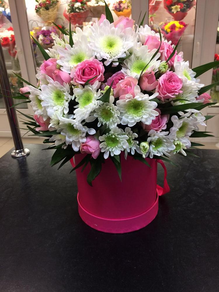 Цветочная композиция из Розы и Хризантемы в шляпной коробке в Николаевке Воронежской области