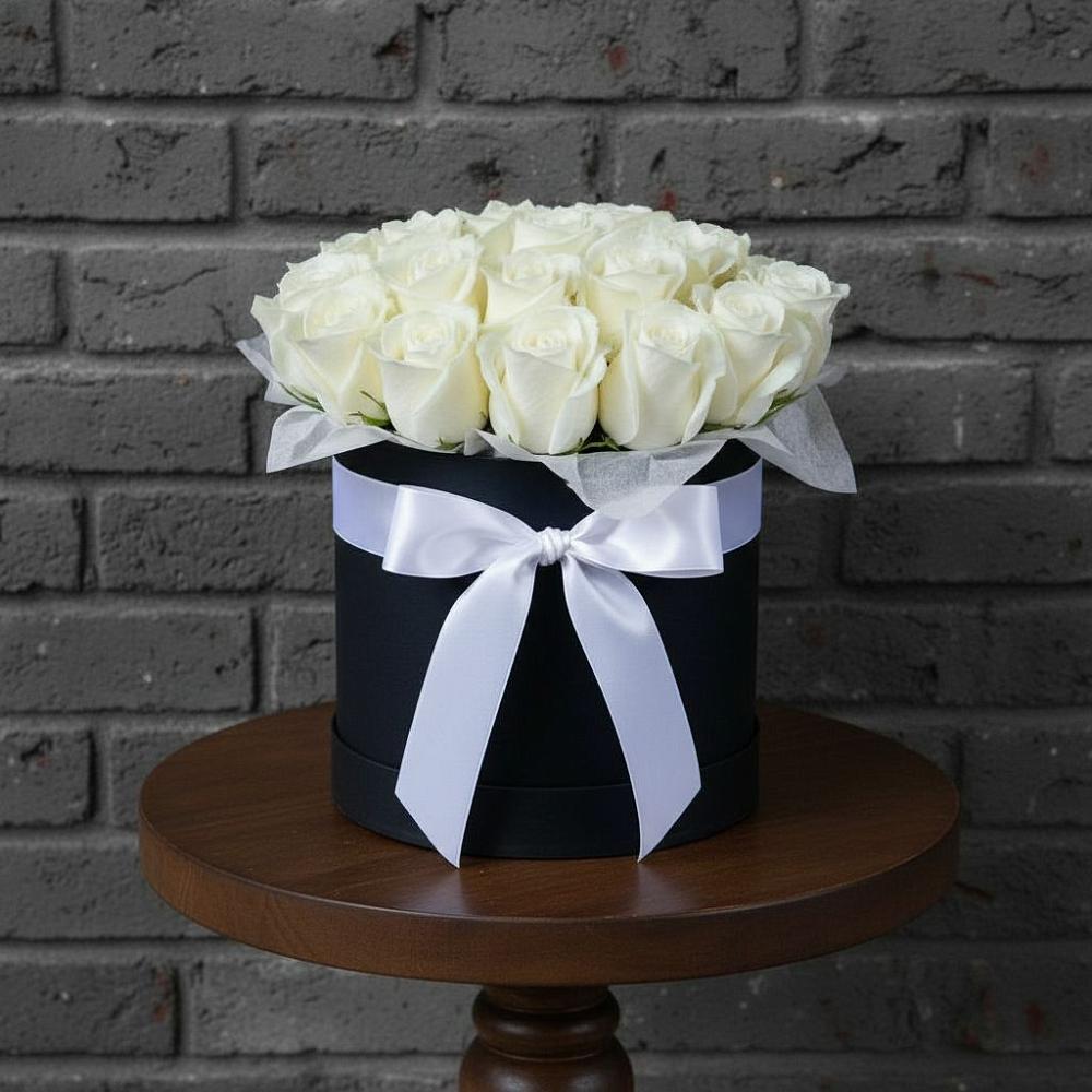 Цветочная композиция из Розы в шляпной коробке в Николаевке Воронежской области