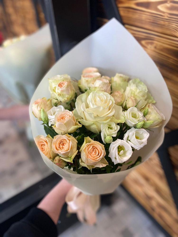 Букет цветов из: Розы и Лизиантусы в Николаевке Воронежской области